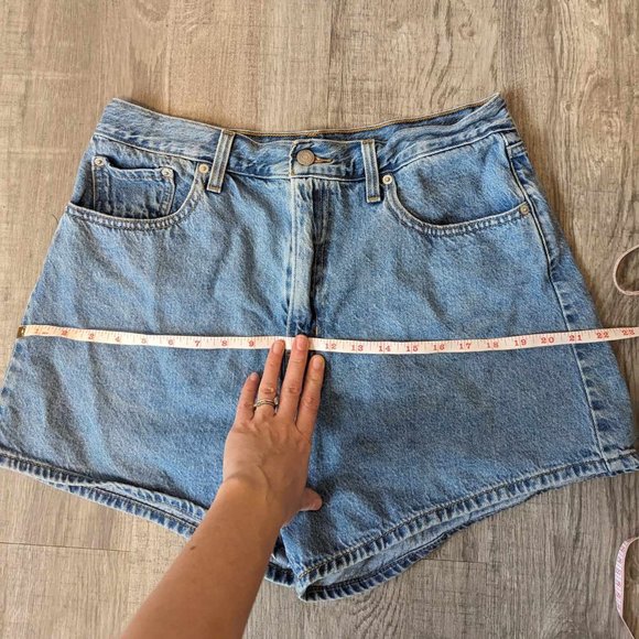 {Levi's} 90s Y2K High Loose Denim Jean Shorts in Medium Wash, Sold at Aritzia - Picture 14 of 15